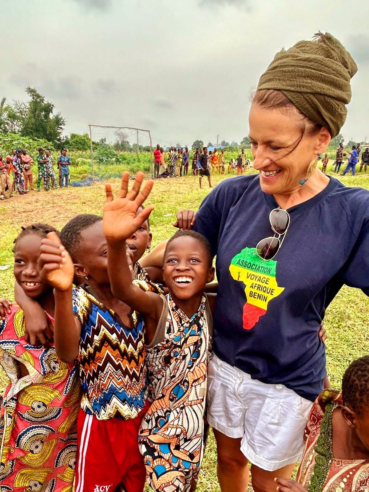Groupe de bénévoles humanitaires réunis avec des enfants d'un orphelinat