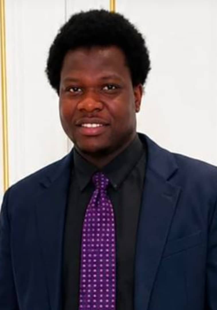 Portrait de Tobias Hounkpe, représentant bénévole de l'association à Paris